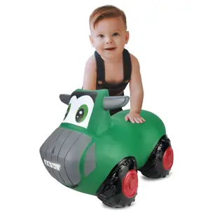 MAKETA IGRAČKE FENDT SA PUMPICOM NA NAPU. JAMARA